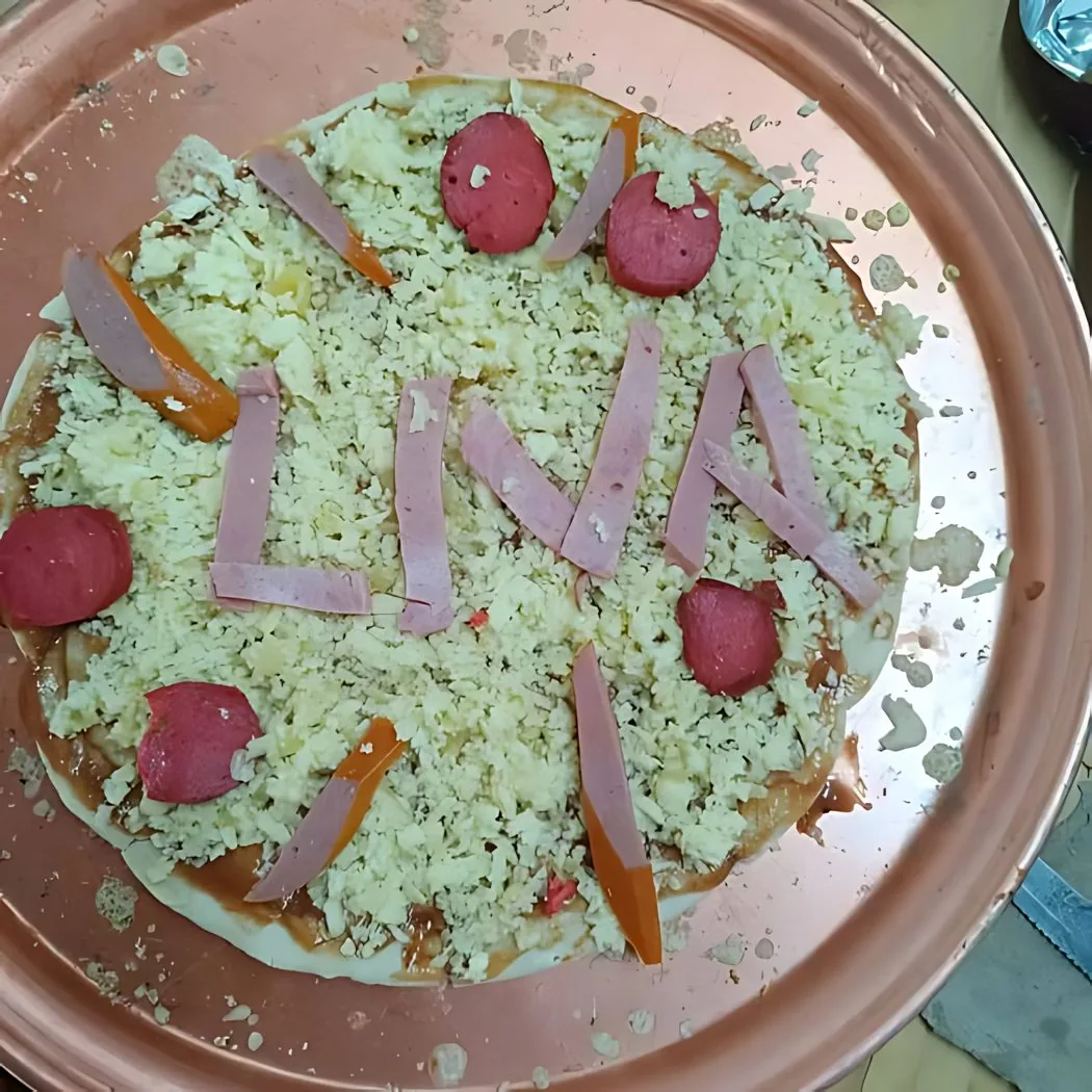 Pizza de Liva decorada con su nombre