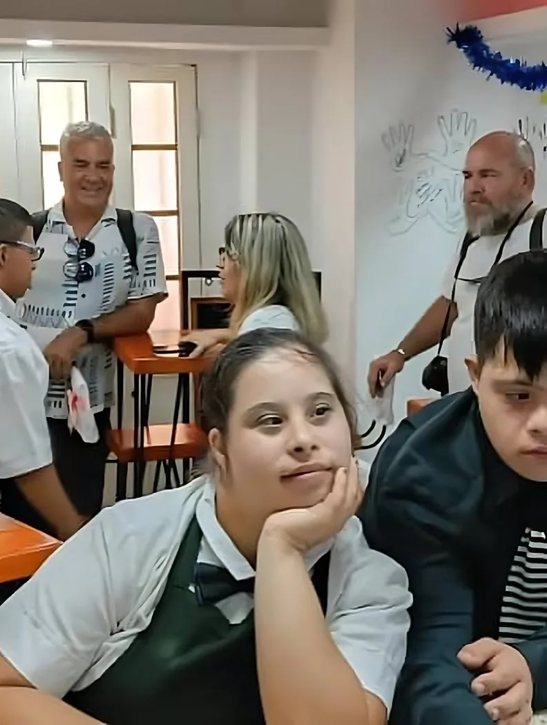El equipo de Liva en el interior del café