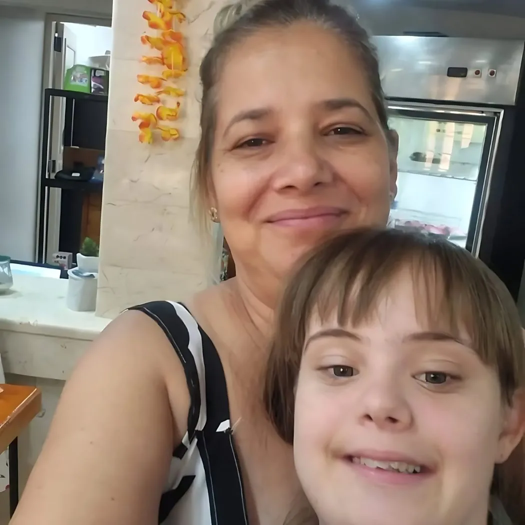 Una madre y su hija, del proyecto Liva, sonríen juntas