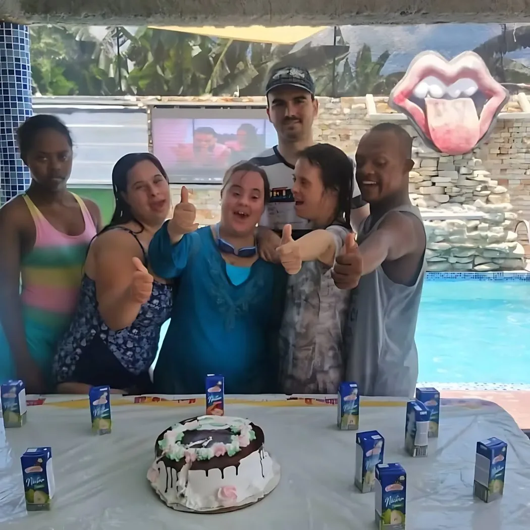 La familia de Liva celebra un cumpleaños junto a la piscina