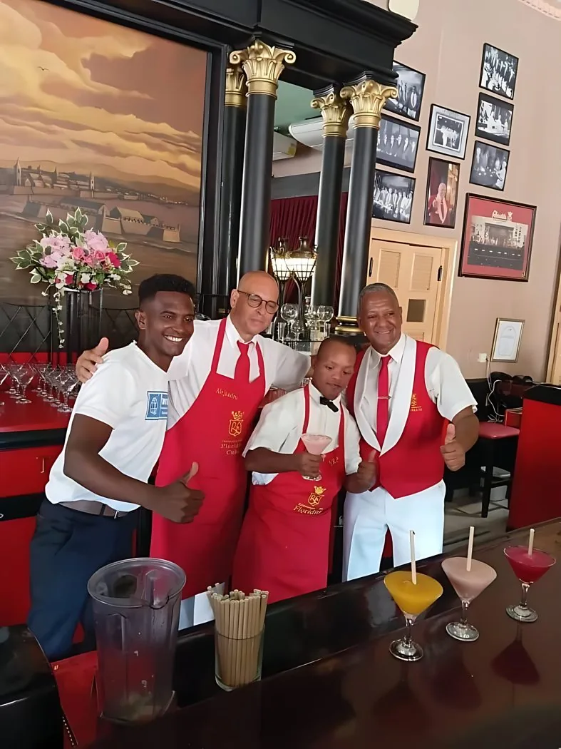 Un joven de Liva prepara bebidas en la barra