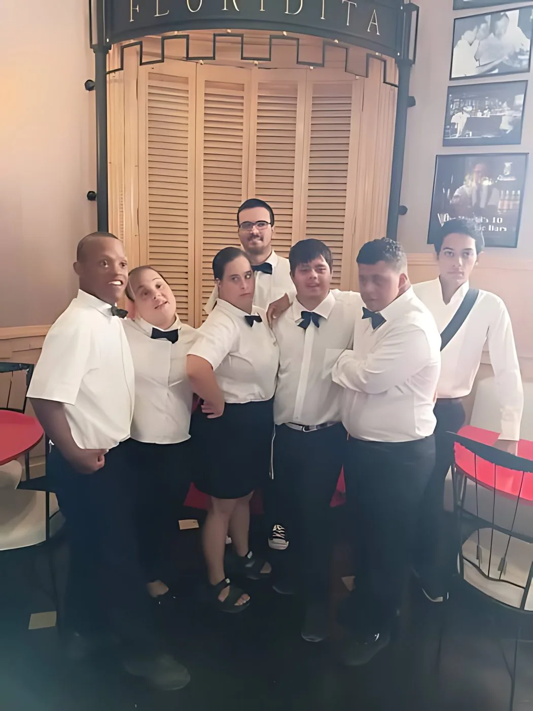 El equipo de Liva con uniforme en El Floridita