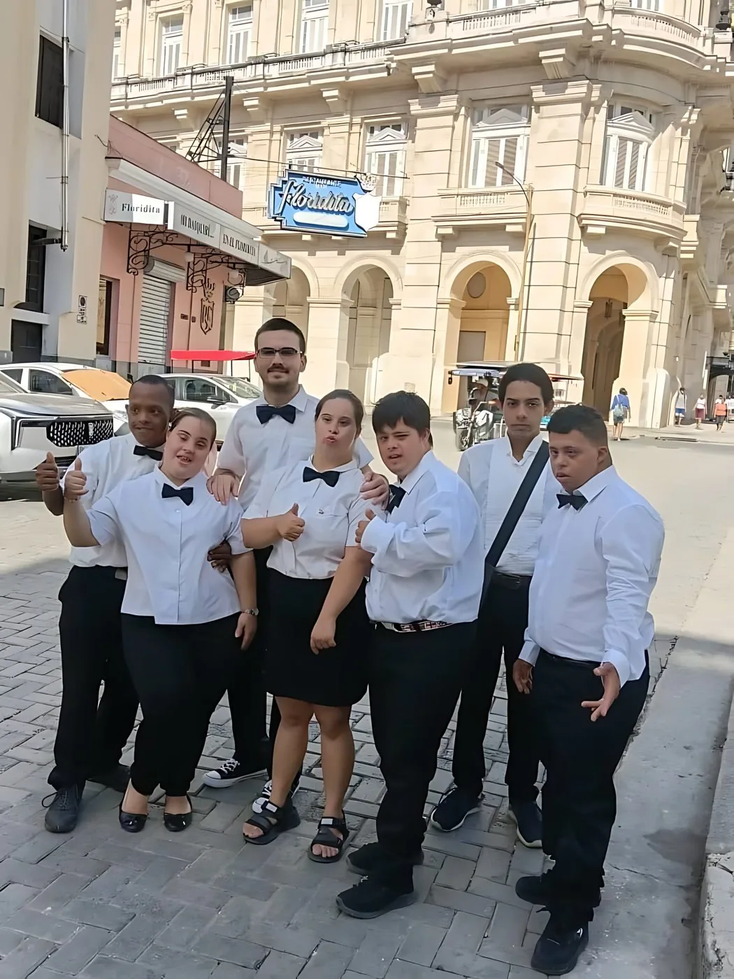 El equipo de Liva, con uniforme, recorre una calle de La Habana Vieja